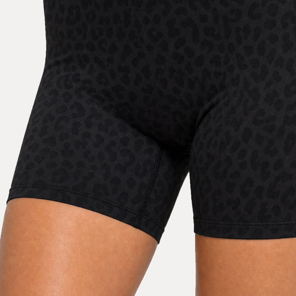 LEO Shorts Velvara
